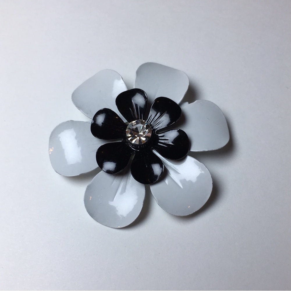 Vintage Rhinestone Center Mod Black White Enamel Metal Flower Power Brooch Pin